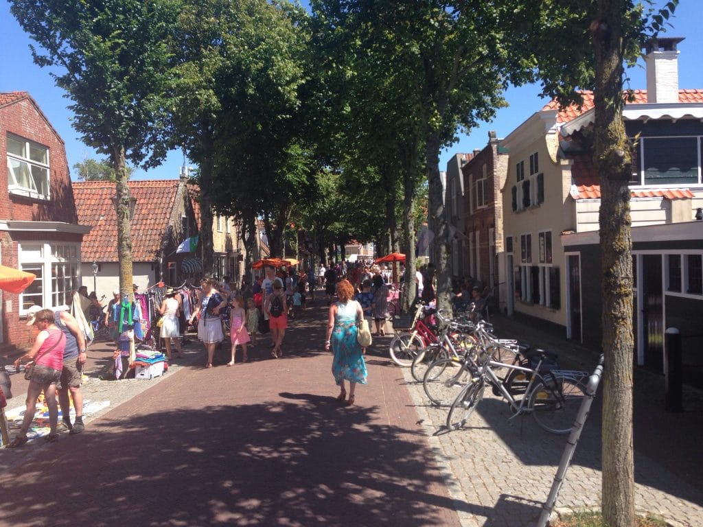 Braderie in de dorpsstraat Vlieland (c) 2016 VakantielandNederland.nl