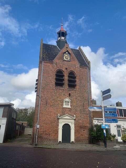 Scheemda, de vrijstaande toren van de hervormde kerk (c) 2025 VakantielandNederland.nl