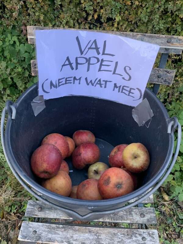 Appels langs de kant van de weg, Winsum Groningen (c) 2025 VakantielandNederland.nl