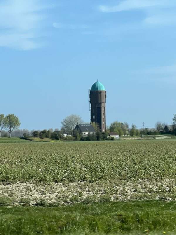 Watertoren Den Bommel op de Tilsedijk, 44 meter hoge expressionistische watertoren met koperen koepeldak in het open landschap van Goeree‑Overflakkee.
