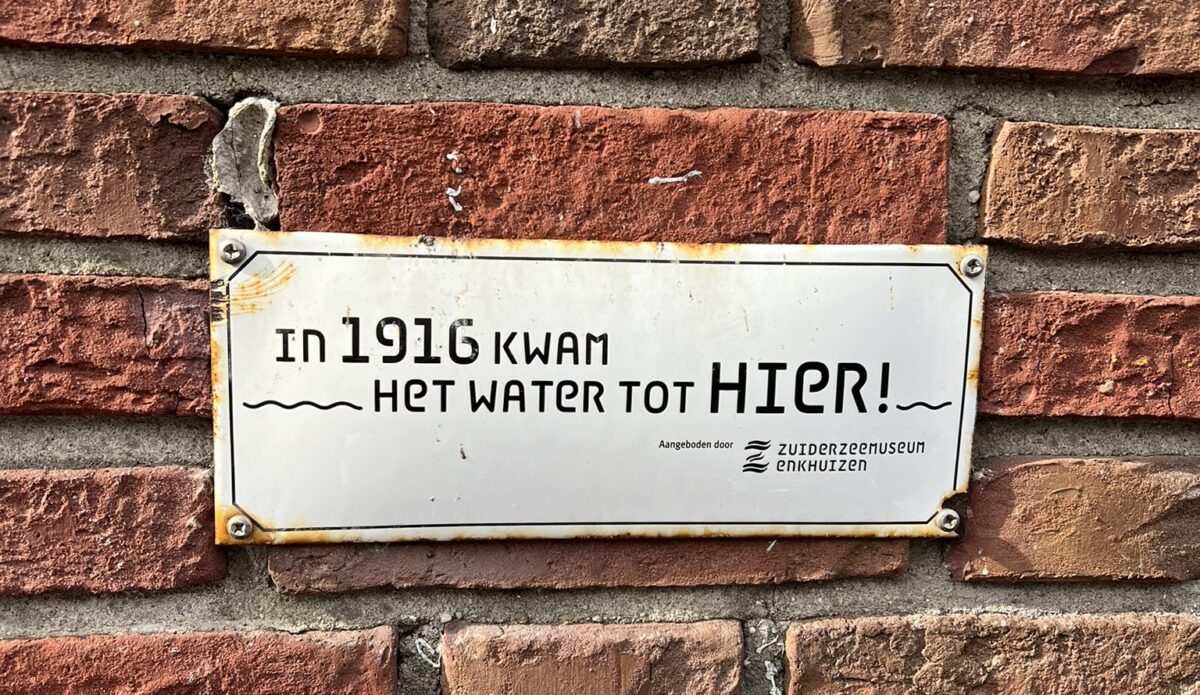 Volendam, in 1916 kwam het water tot hier.  (c) 2026 VakantielandNederland.nl