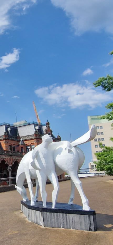 Peerd van ome Loeks bij het Centraal station Groningen stad
