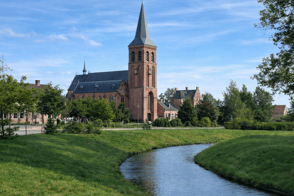 Vierakker Vierakkersestraatweg 31 Willibrorduskerk
Oude afbeelding, rond 1900 P. van Galen, bewerkt voor VakantielandNederland.nl
