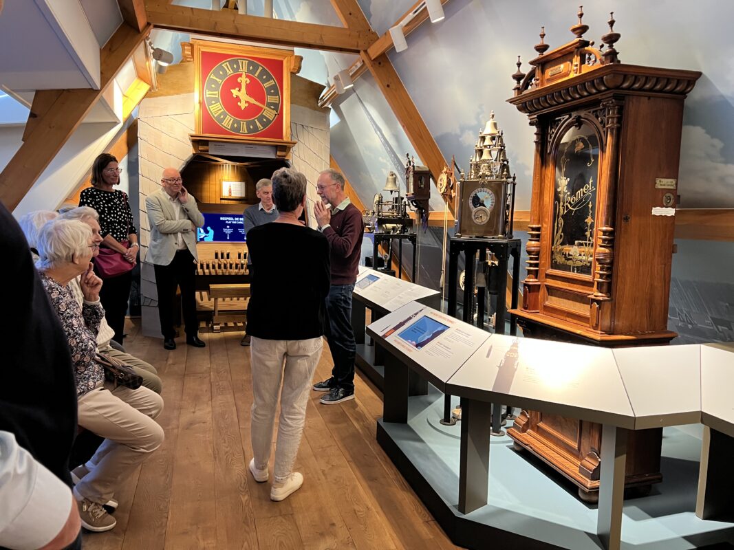 Waterlandsmuseum De Speeltoren: De beiaardier vertelt op de historische carillonzolder vol passie over het unieke klokkenspel van de Speeltoren. Tussen eeuwenoude techniek en indrukwekkende klokken komt de bijzondere geschiedenis van het oudste nog bespeelde carillon ter wereld tot leven.