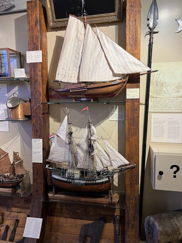 Waterlandsmuseum De Speeltoren: De Water- en Landzaal neemt bezoekers mee door tweeduizend jaar geschiedenis van het karakteristieke Waterlandse landschap. Aan de hand van verhalen, voorwerpen en interactieve presentaties ontdek je hoe mens en water deze unieke streek hebben gevormd en hoe het gebied door de eeuwen heen ingrijpend veranderde.